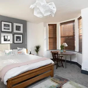  Holiday home Arthouse - Lovely, Spacious And Elegant 5bed House